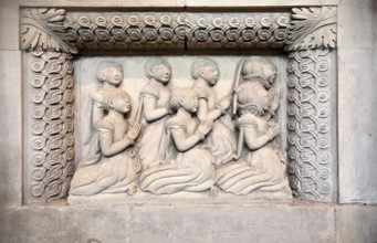 Effigies of female children on the Harman memorial monument dated 1569 in St John the Baptist