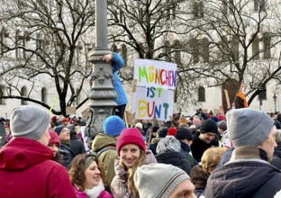 Sign Munich is colourful, crowd at the demonstration against right-wing extremism in front of the