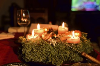 Europe, Germany, Christmas, Fourth Advent, Advent wreath with four burning candles, Hamburg,