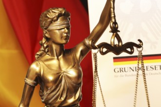 Close-up of a Justitia in front of the German constitution