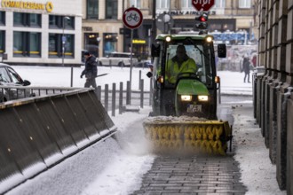 Winter onset, winter service, clearing snow and ice from pavements, sweeper, winter service