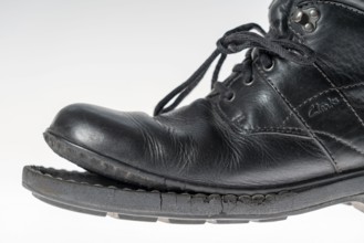 Shoe, with detached sole