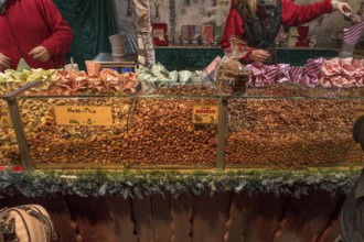 Stall with roasted almonds at the Christkindlesmarkt, Nuremberg, Middle Franconia, Bavaria,