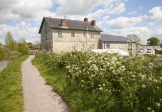 The Barge Inn on the Kennet and Avon canal, Honey Street, Alton Barnes, Vale of Pewsey, Wiltshire,