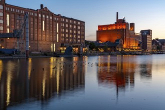 The inner harbour, in Duisburg, building Küppersmühle, and Werhahn-Mühle on the right, North