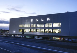 A jogger runs along the battery factory of the Tesla plant, Grünheide, 13 01 2023