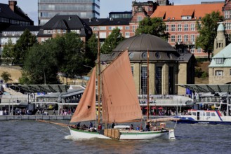 Europe, Germany, Hanseatic City of Hamburg, St. Pauli, Landungsbrücken, Elbe, view over the Elbe to