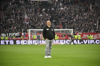 Coach Frank Schmidt 1. FC Heidenheim 1846 FCH stands lonely, alone, disappointed, on the pitch,