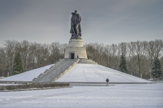 Soldier statue with child, Soviet memorial, winter, Treptower Park, Treptow, Treptow-Köpenick,