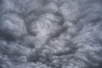 Dramatic cloud formation, format-filling, wavy, extremely structured, closed cloud cover, cloud