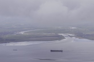 A cargo ship on the Elbe, photographed near Wischhafen, 25/03/2024