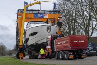 Craning the €6.3 million Sunseeker 88Y motor yacht, weighing 82 tonnes, in preparation for the