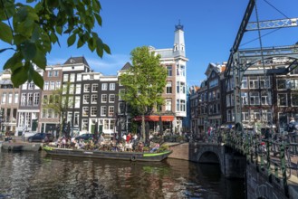 Houses on the Kloveniersburgwal canal, old town of Amsterdam, canal belt, Aluminiumbrug, café with