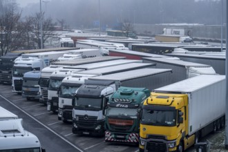 Heavy traffic on the A2 at the Bottrop-Süd service area, overcrowded lorry parking in the evening,