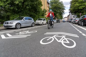 Bicycle road, cyclists have priority over car traffic, new cycle routes through Essen, here in the