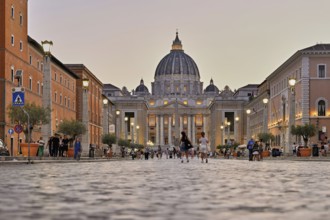 Tourists at the cathedral, St Peter, St Peter's Basilica, Vatican palaces, St Peter's Square,