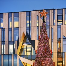 Christmas tree in front of the modern façade of the Koe-Bogen by architect Daniel Libeskind,