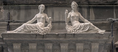 Female sculptures above the entrance portal of the former Palazzo di Vincenzo or Palazzo Cicala,