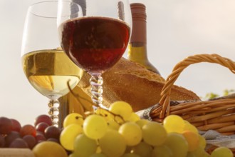 Symbolic image: Ripe grapes decorated with wine glasses on a wooden table