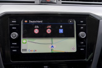 Navigation device indicates a border crossing, from the Netherlands to Germany, indicates traffic