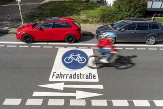 Bicycle road, cyclists have priority over car traffic, new cycle routes through Essen, here in the