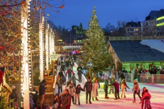 Ice rink at the Christmas market on the Heumarkt in the old town of Cologne, Sunday shopping in