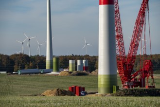 Assembly of a wind turbine, the last rotor blade is being mounted, mobile crane, wind turbine from