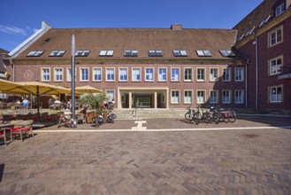 Market square with outdoor areas of catering establishments and stairs to the town hall Dülmen,