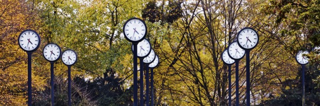 Artwork Time field, 24 synchronised station clocks, Artist Klaus Rinke, Time changeover,