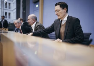 Karl Lauterbach (SPD), Federal Minister of Health, speaking at a federal press conference on the