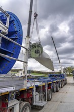 Preparation for the transport of a 68 metre long blade, a wind turbine, with a self-propelled