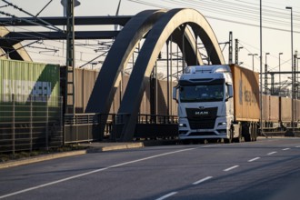 Bridge in the Port of Hamburg, behind, in front lorry on Waltershoferdam, access to HHLA Container