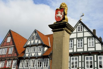 Lion sculpture with coat of arms of Lower Saxony, half-timbered houses, Celle, Lower Saxony,