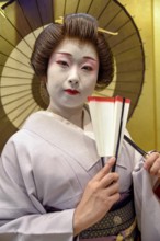 Geisha in traditional costume, portrait, fan, omori, Tokyo, Japan, Asia