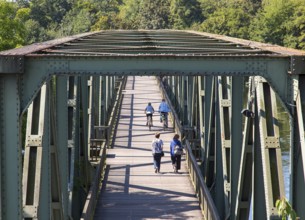 Ruhr Valley cycle path, former railway bridge over the Ruhr, Lake Baldeney in Essen, cycle and