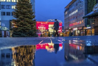 Christmas lockdown in the Corona crisis, empty shopping street, closed shops, hardly any