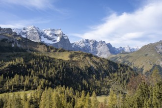 Mountain panorama with steep rocky peaks, yellow-coloured larches in autumn, view of Laliderspitze,