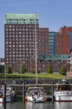 Warehouse-style houses, at the Spoorweghaven, in the Kop van Zuid-Entrepot neighbourhood, boats in