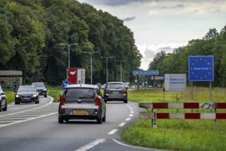 Green border, border crossing without controls, near Kranenburg, federal road B9, in NL N325, from