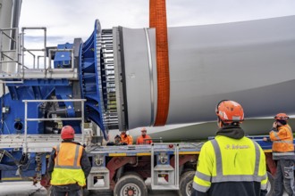 Preparation for the transport of a 68 metre long blade, a wind turbine, with a self-propelled