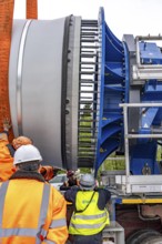 Preparation for the transport of a 68 metre long blade, a wind turbine, with a self-propelled