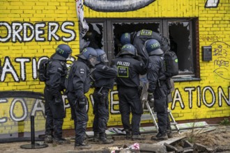 2nd day of the eviction of the Lützerath hamlet, occupied buildings of the former farm, by climate