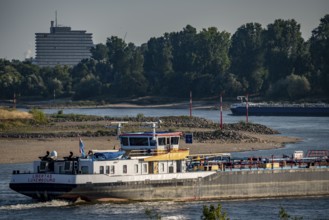 Rhine between Düsseldorf and Neuss, extremely low water, Rhine level at 47 cm, falling, barge in