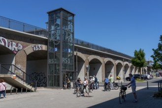 Cycle highway RS1, in Mülheim an der Ruhr, on a former railway viaduct, in the middle of the city