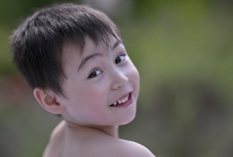 Child, boy, 5 years, portrait, multiethnic, from behind, smiles, laughs, Stuttgart,