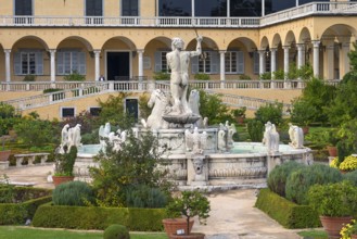 Fountain of Neptune around 1900, in the garden of the Villa del Principe, behind harbour with