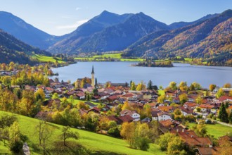 Panorama of the village and lake with the parish church of St. Sixtus and the Brecherspitz 1683m in