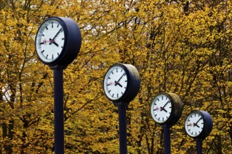 Artwork Time field, 24 synchronised station clocks, Artist Klaus Rinke, Time changeover,