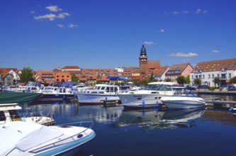 Europe, Germany, Mecklenburg-Western Pomerania, Waren an der Müritz, Binnenmüritz with marina, View