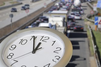 Symbolic image of traffic turnaround: Clock shows five to twelve